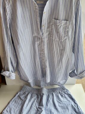 Universal Threads Blue & White Shirt and Short Set. Womens size size M & L